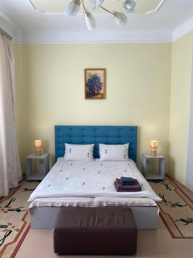 Den Apart On Rynok Square Lviv Exterior photo